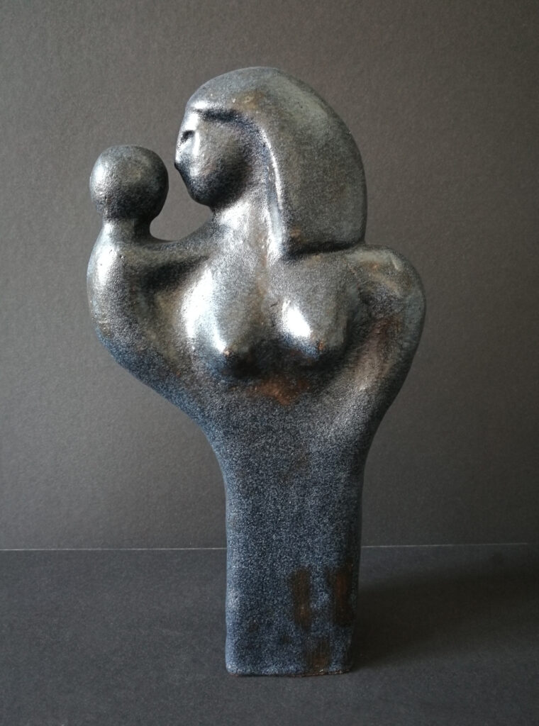 "Mutter mit Kind (ägyptisch)", 2017/2022, Keramik, Steinzeugglasur