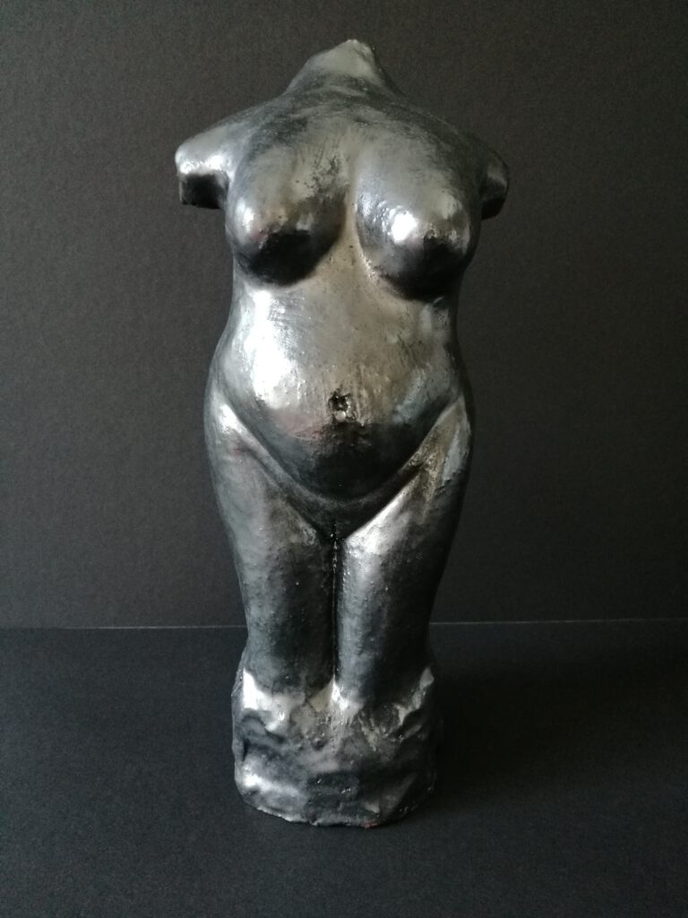"Üppige weibliche Figur", 2020/22, Keramik, Steinzeugglasur